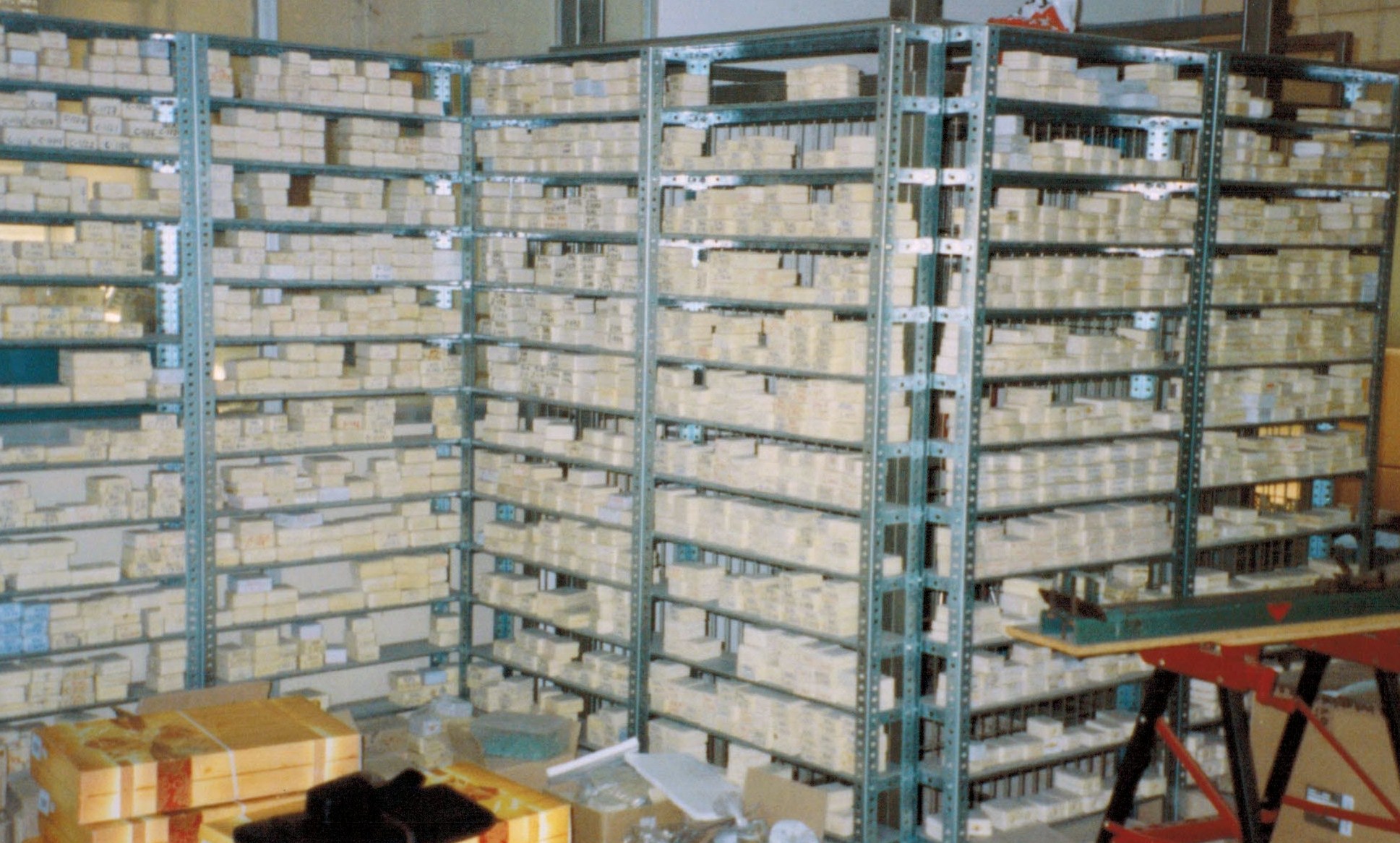 estanteria metalica estrecha para farmacias, cdEs y dvdEs
